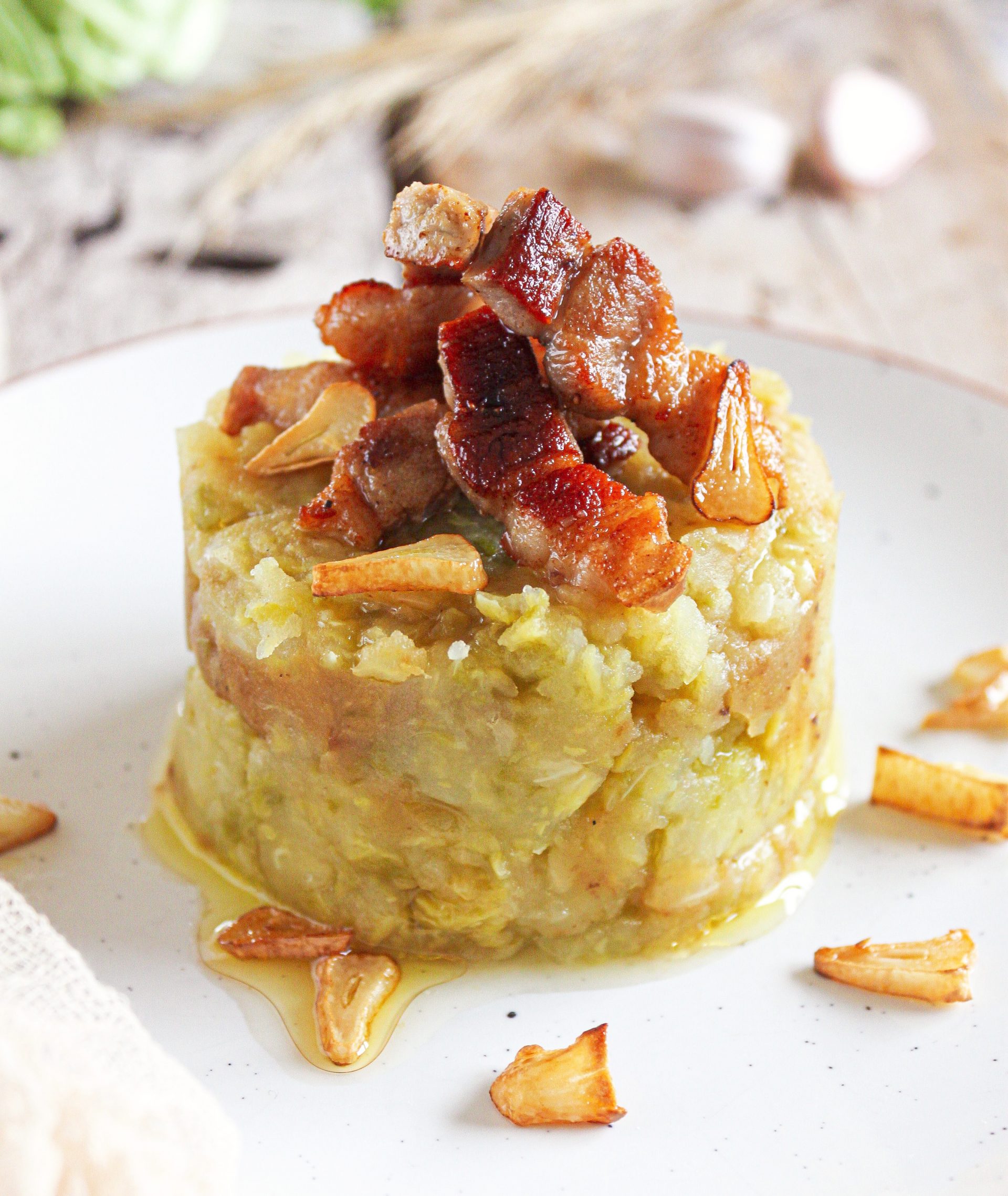Trinxat de la Cerdanya tradicional con col y patata dorados en sartén y panceta crujiente por encima.