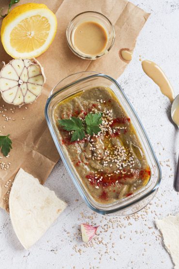 Baba Ganoush casero de berenjena asada con aceite de oliva y pimentón en bol cerámico rústico Soulfood