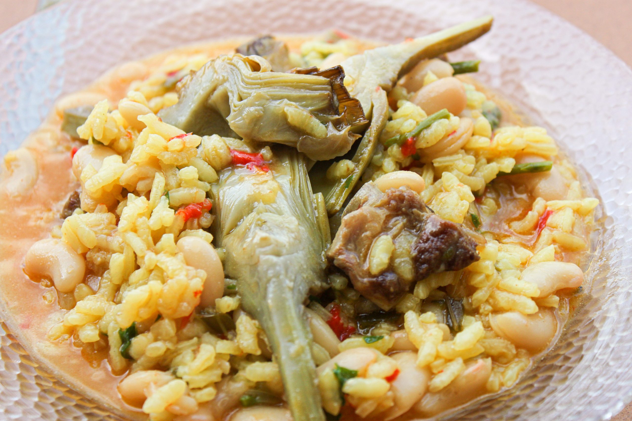 Arroz meloso en paella con costilla ib&eacute;rica, esp&aacute;rragos verdes y alcachofas
