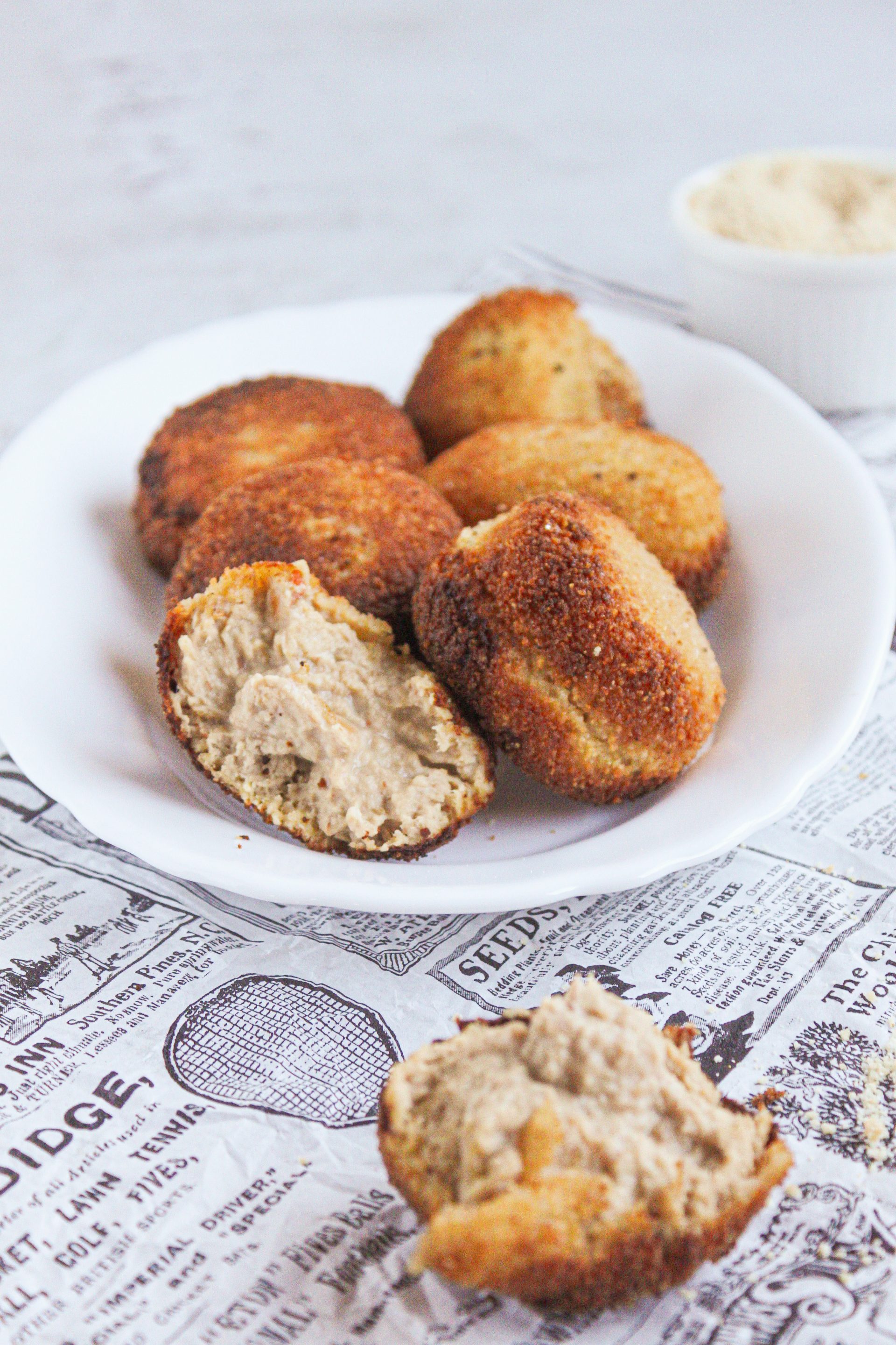 Plato de croquetas de pollo caseras y cremosas siguiendo la receta tradicional catalana de la Iaia Carmen