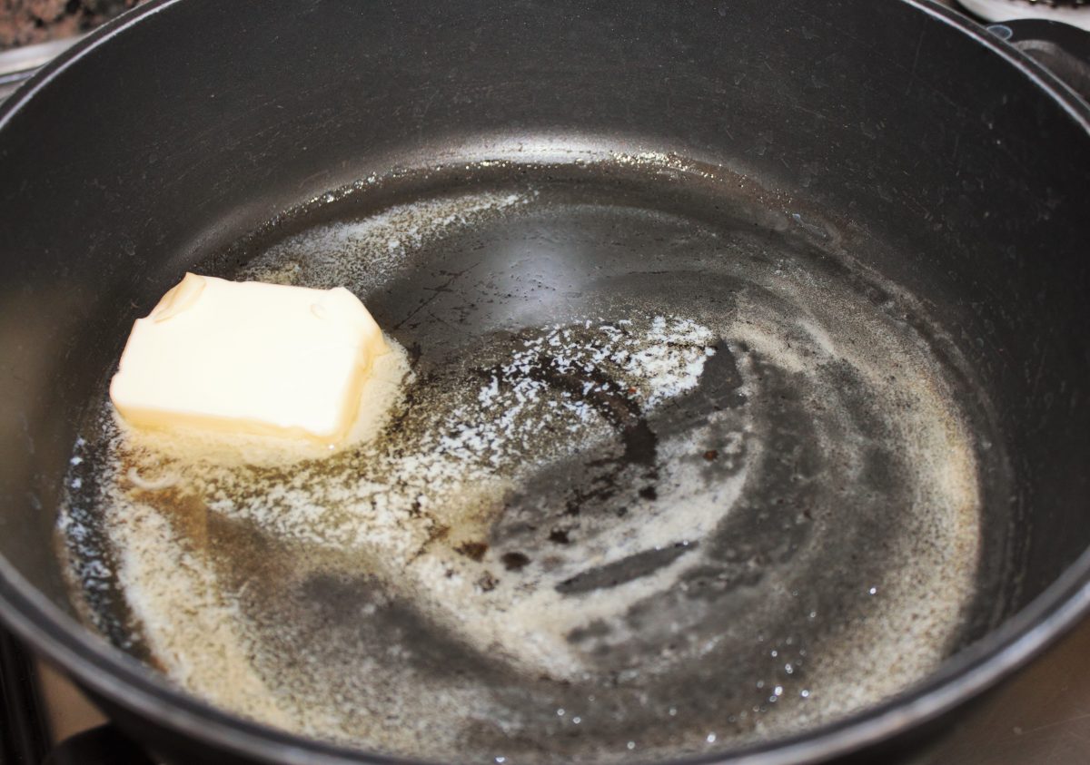 Cocinando el roux de mantequilla y harina en una sartén para eliminar el sabor a crudo