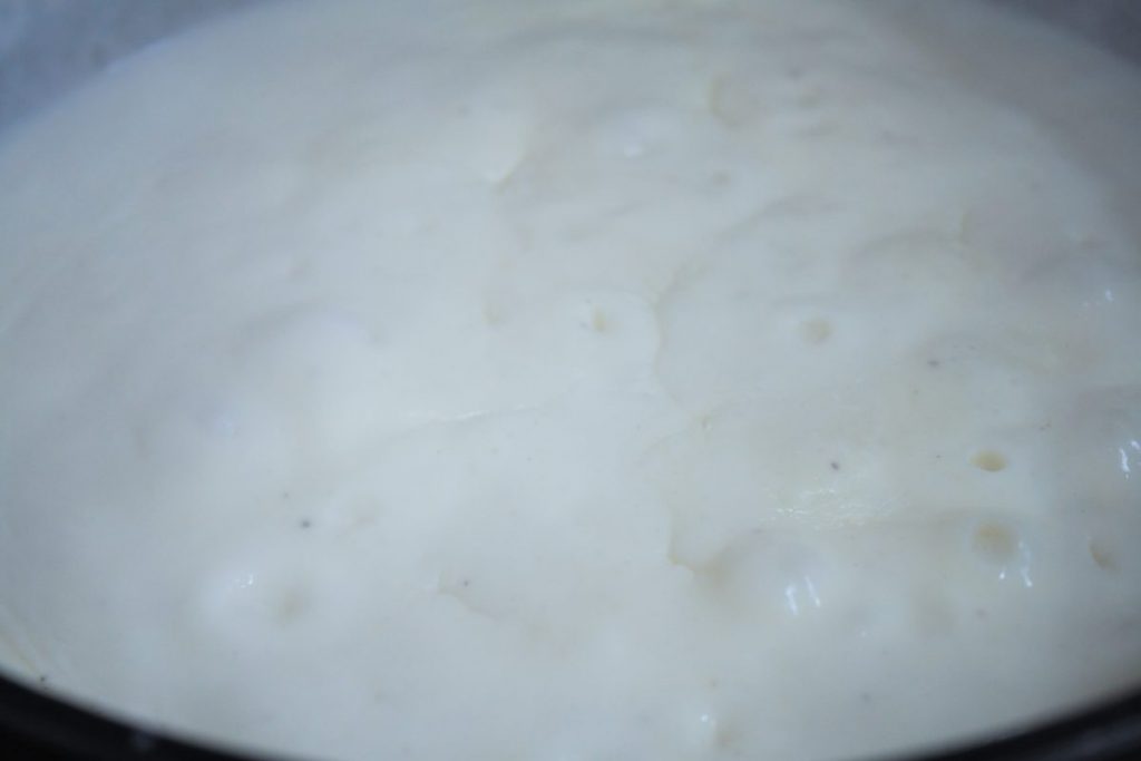 Salsa bechamel cremosa y sin grumos perfecta para cubrir canelones de Sant Esteve