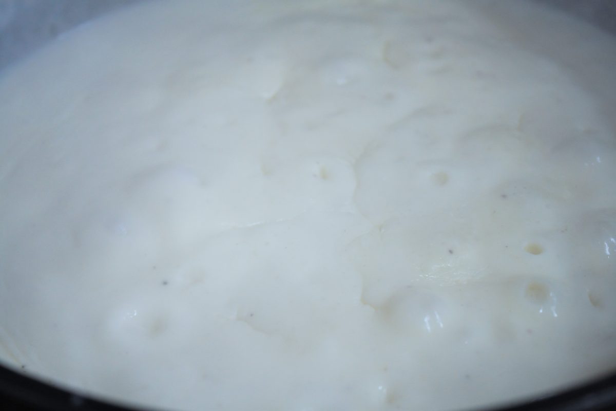 Salsa bechamel cremosa y sin grumos perfecta para cubrir canelones de Sant Esteve
