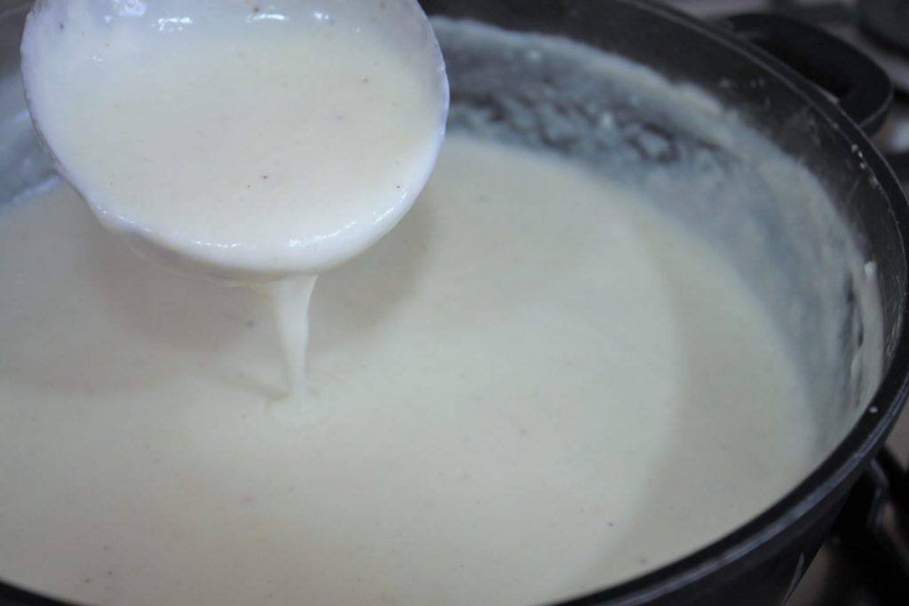 Salsa bechamel cremosa y sin grumos perfecta para cubrir canelones de Sant Esteve