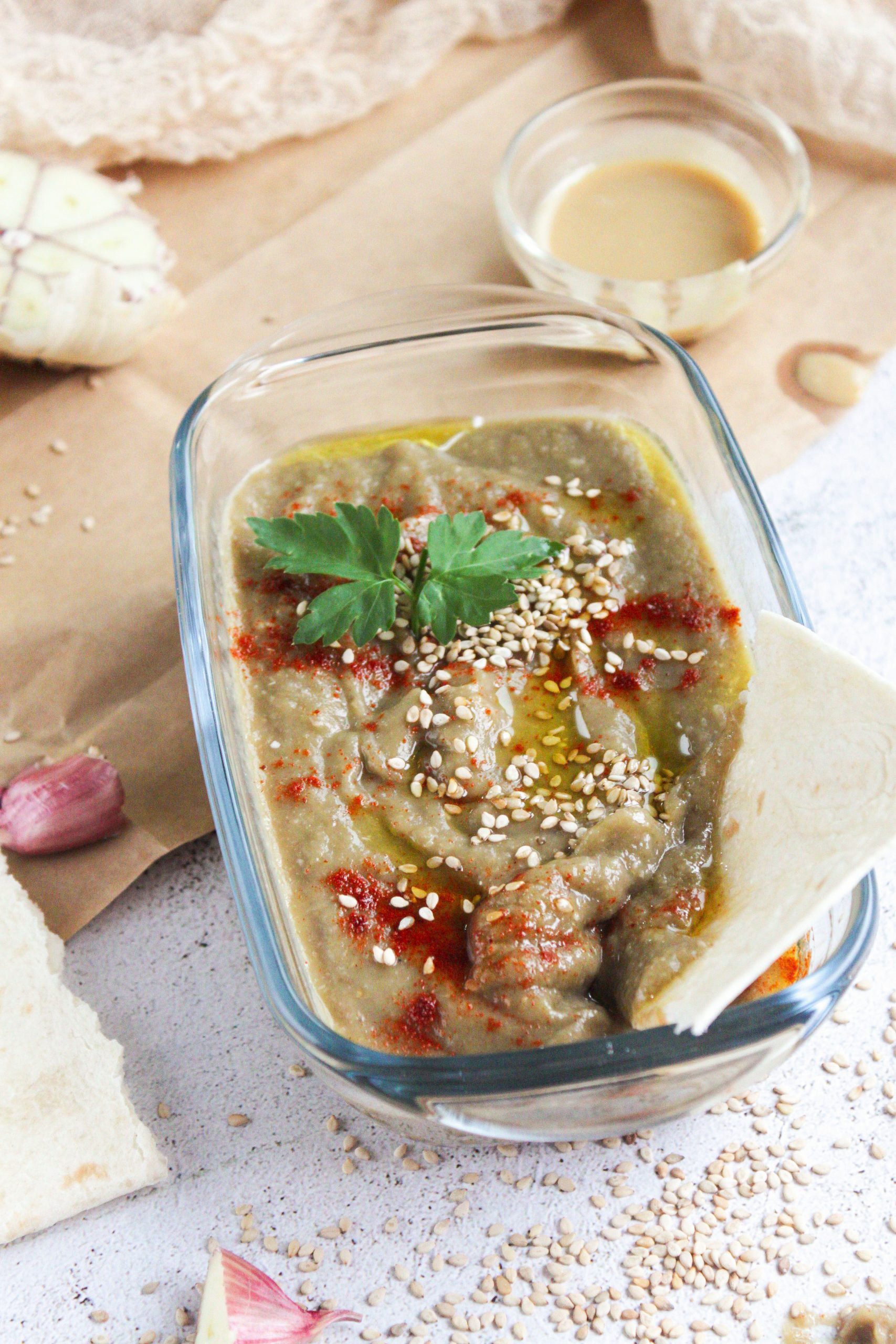Baba Ganoush casero de berenjena asada con aceite de oliva y pimentón en bol cerámico rústico Soulfood