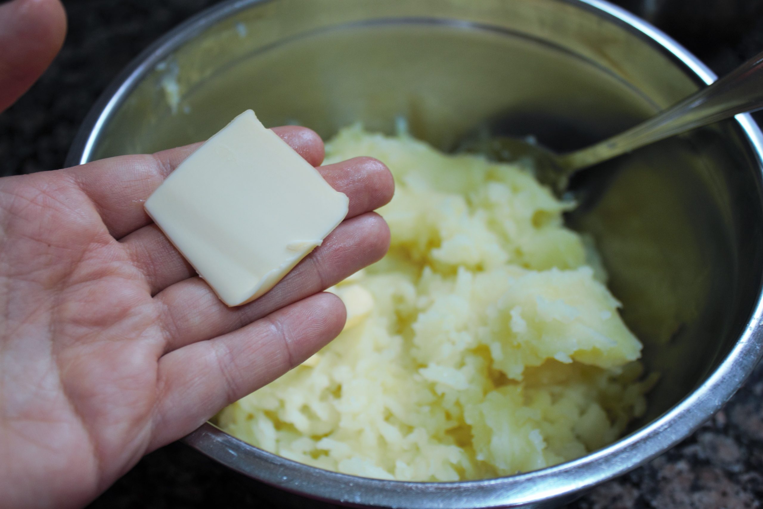 Añadiendo la mantequilla al puré de patata