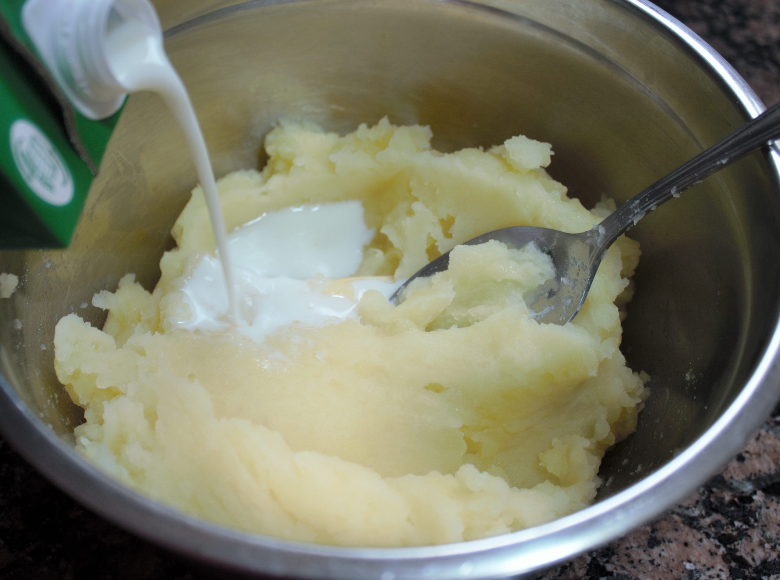 Añadiendo la leche a nuestro pure de patata