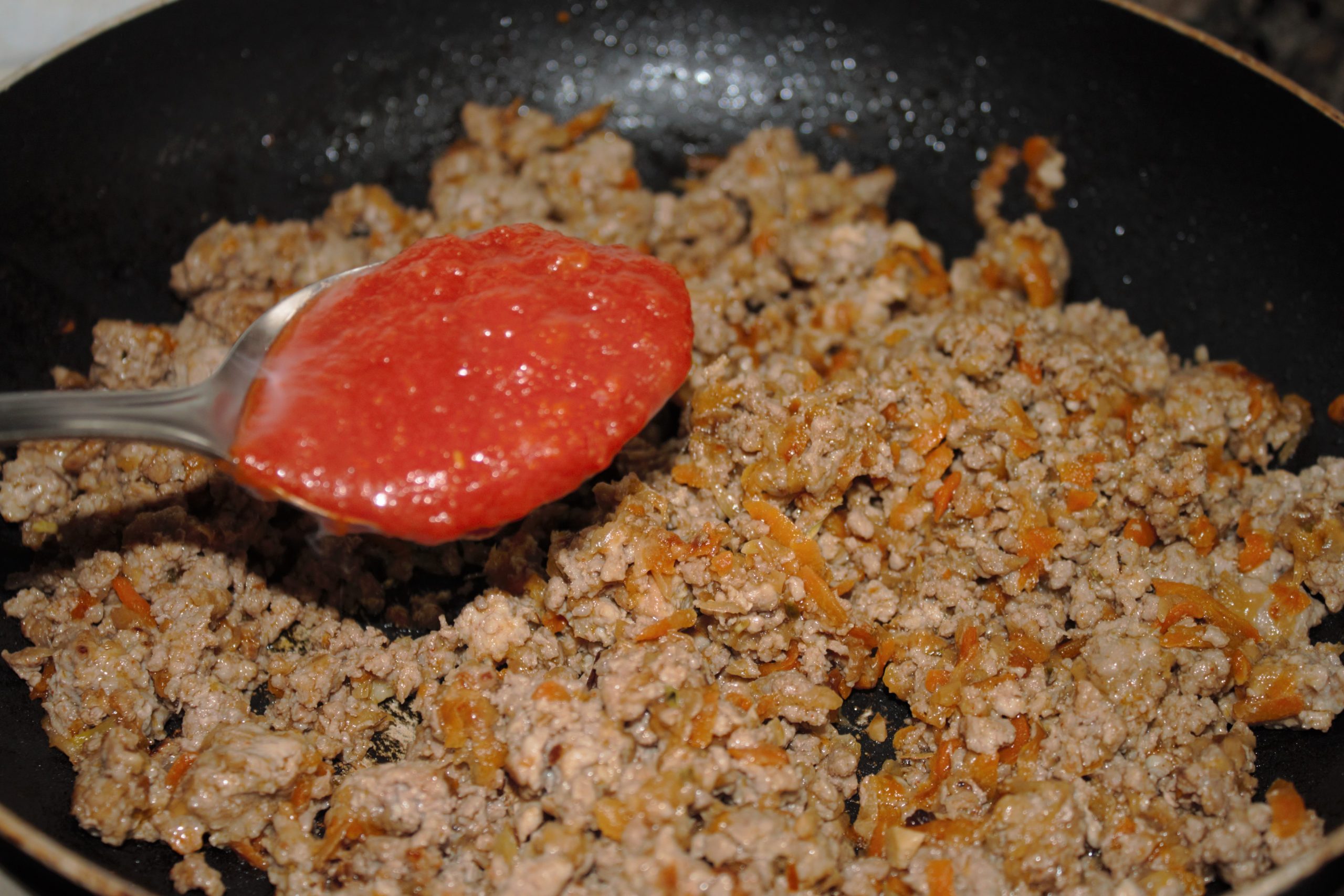 Carne picada con tomate frito casero para relleno jugoso de pastel de patata