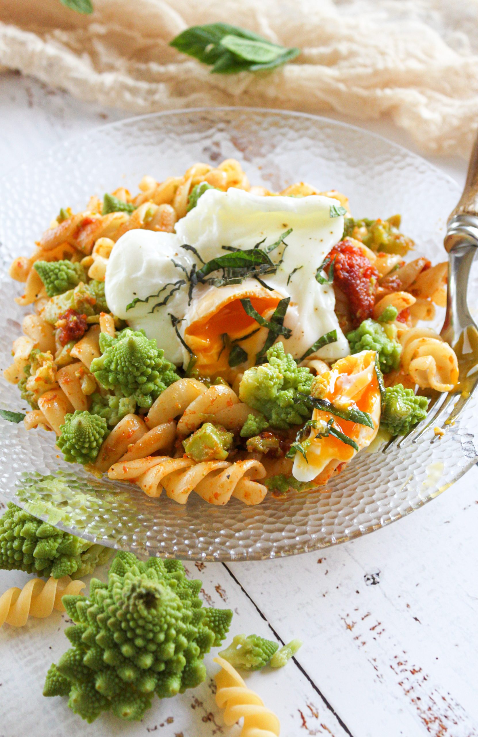 Plato de pasta con romanesco, sobrasada y huevo poch&eacute; con yema l&iacute;quida y menta.