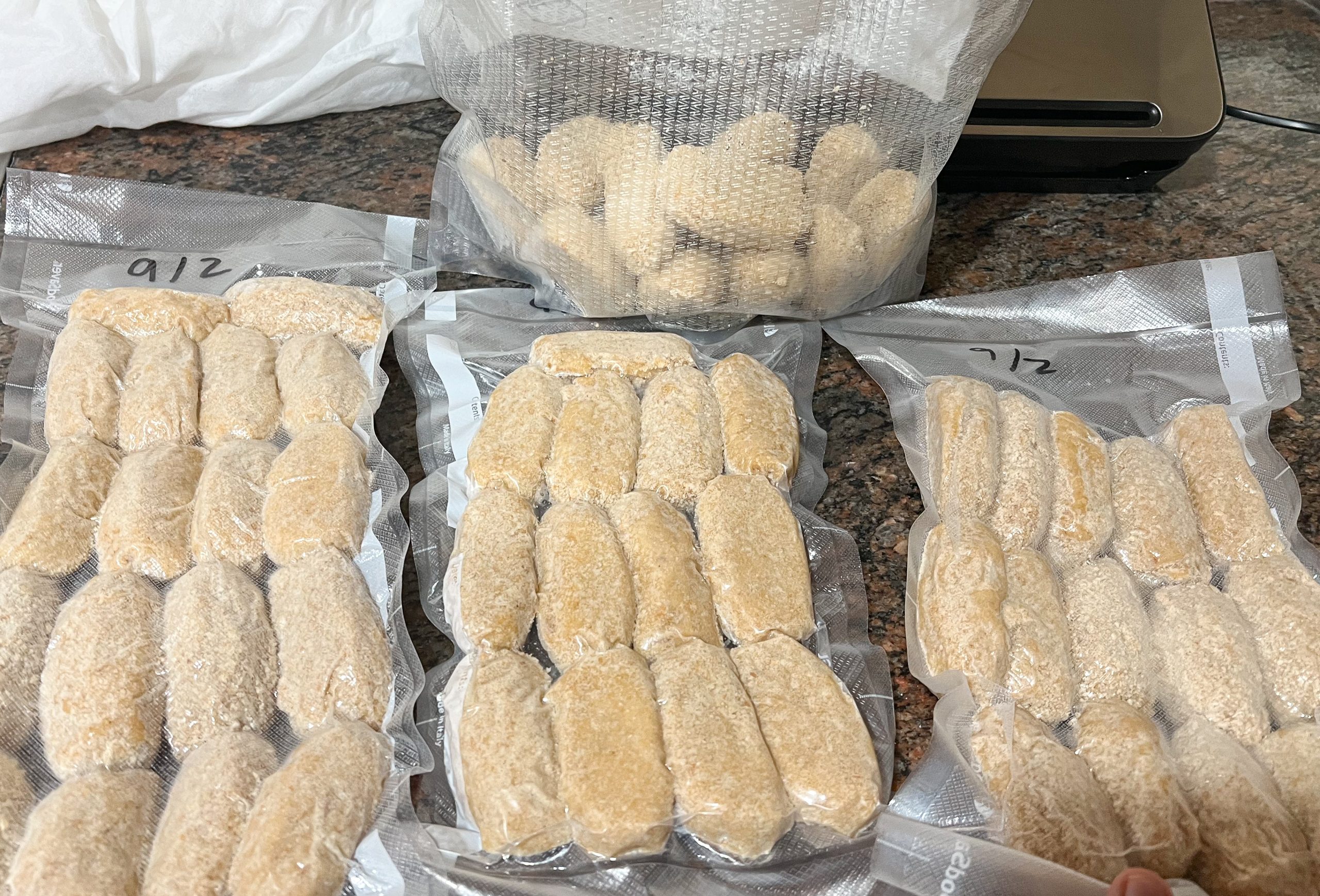 Croquetas caseras congeladas guardadas en bolsas para congelaci&oacute;n