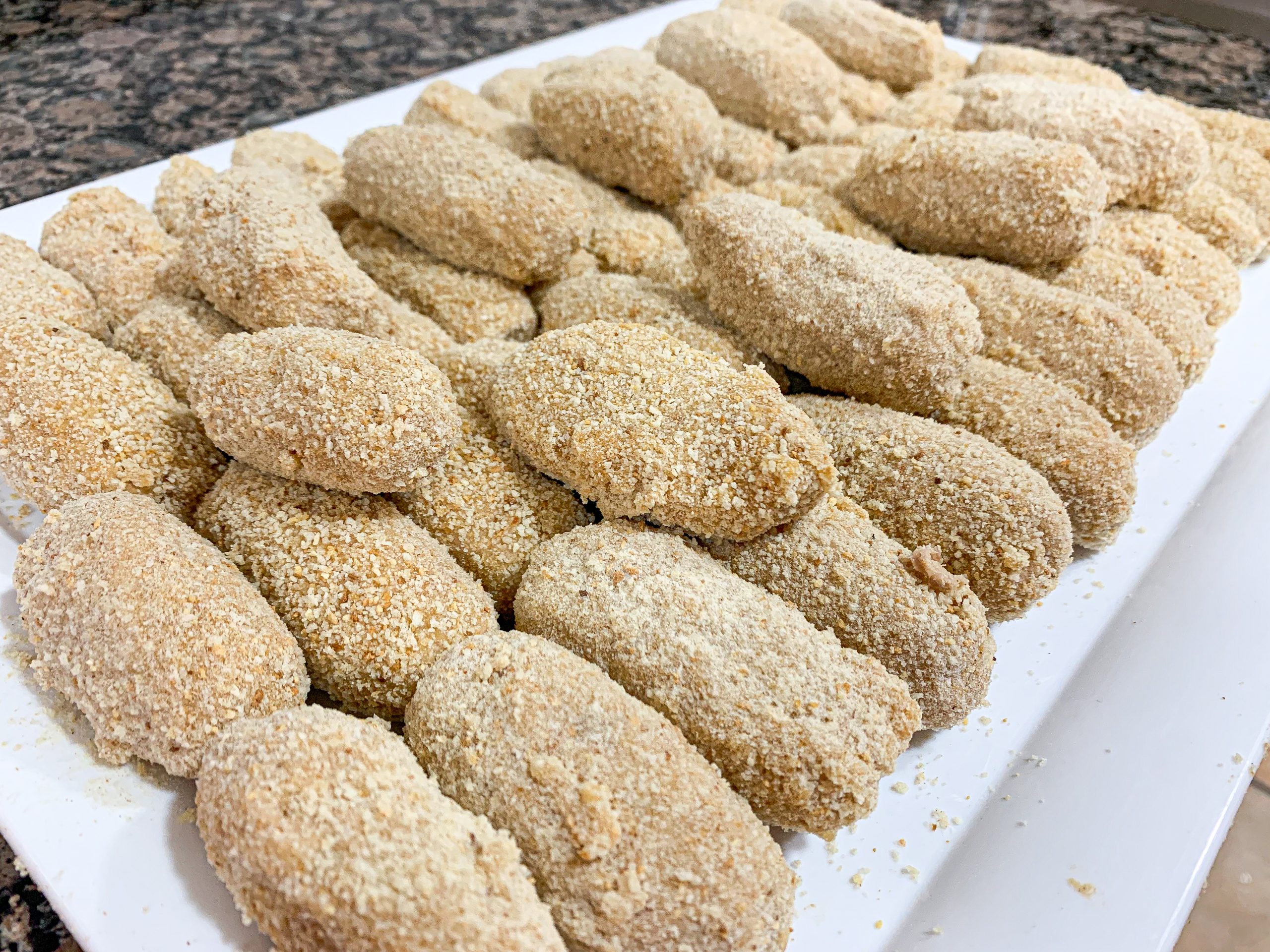 Croquetas de cocido caseras rebozadas listas para congelar