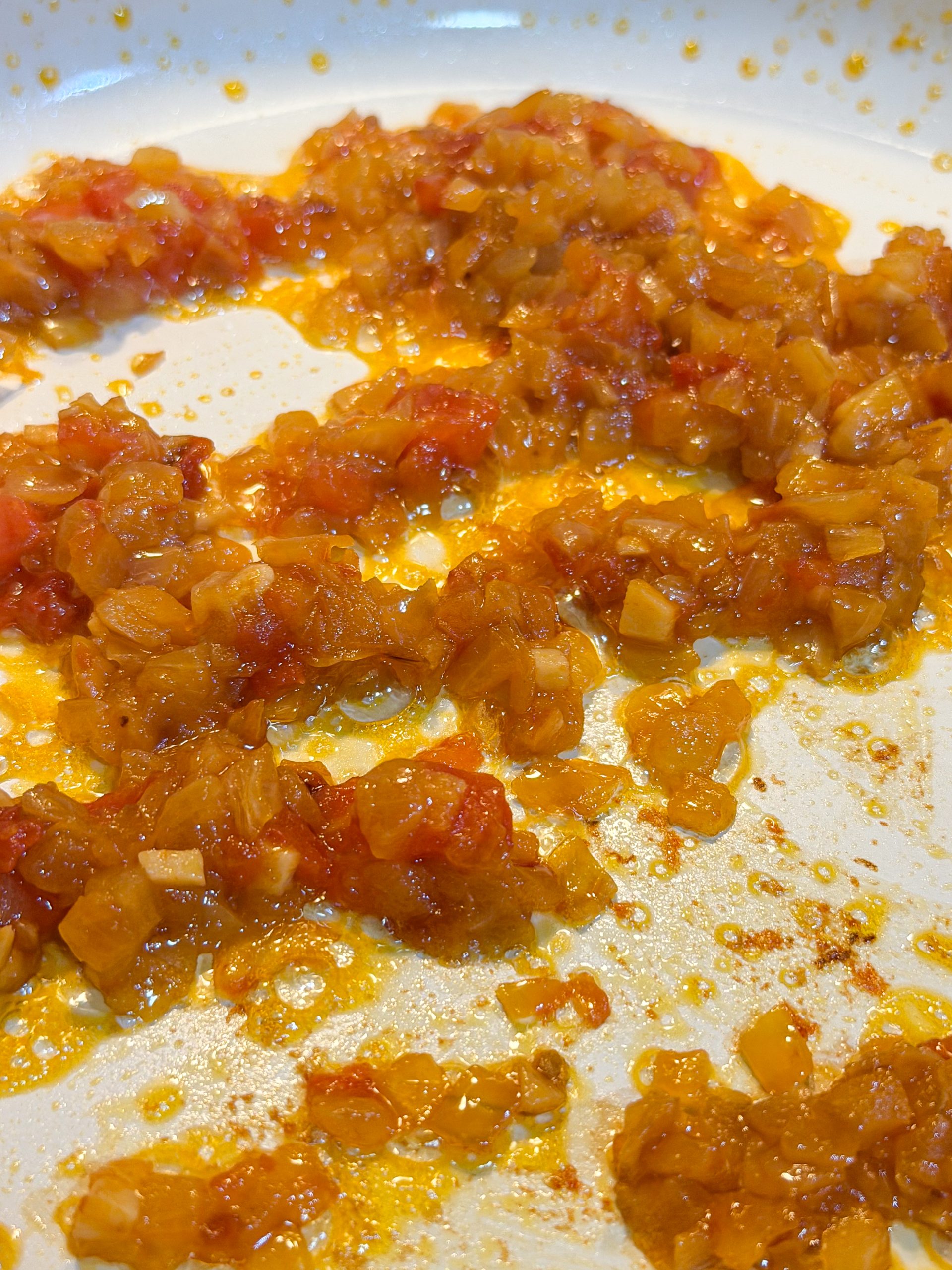 Sofrito de cebolla y tomate cocinado lentamente hasta conseguir una textura melosa y un intenso sabor casero.