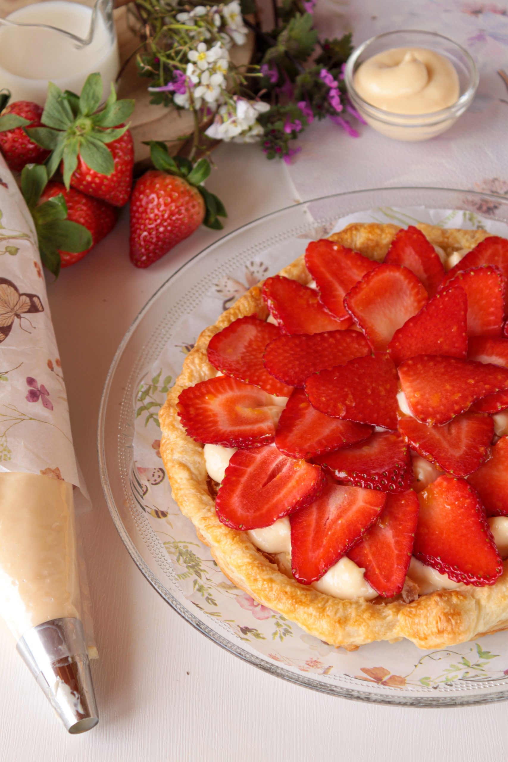 Tarta de hojaldre con crema pastelera y fresas