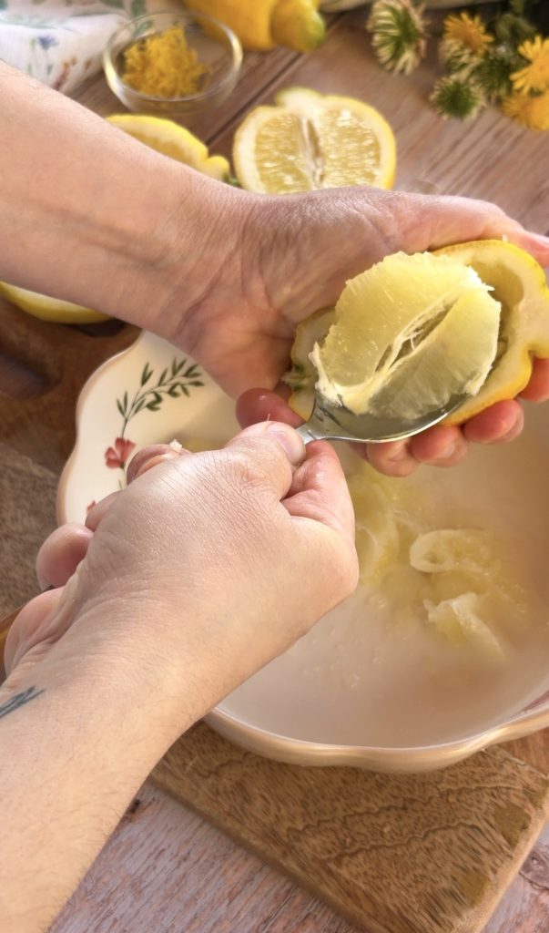 Vaciando los limones para hacer nuestra crema de limón.
