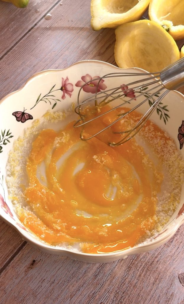Batiendo el huevo junto al azúcar para nuestra crema de limón.
