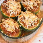 Calabacines redondos rellenos de carne picada gratinados con queso emmental al horno estilo soulfood.