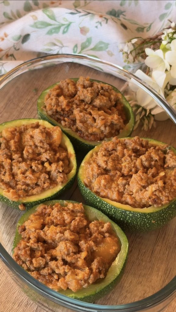 Calabacines redondos rellenos de carne picada gratinados con queso emmental al horno estilo soulfood.