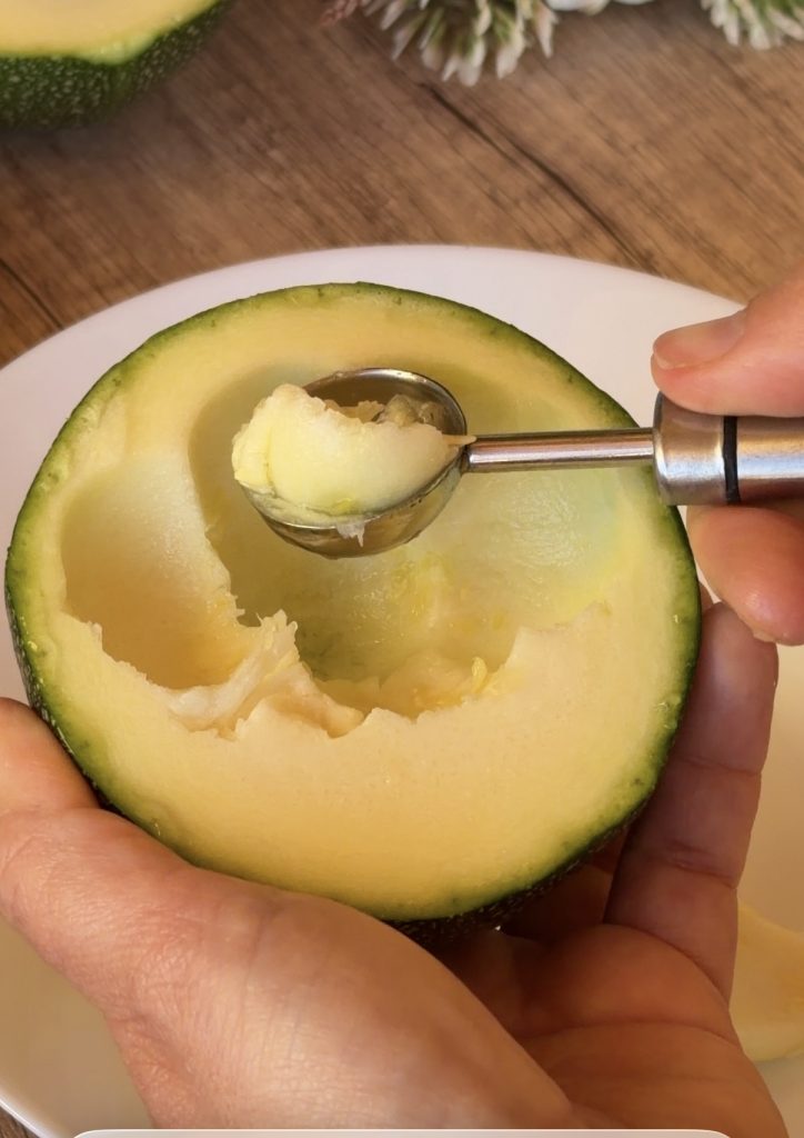 Vaciando nuestro calabacín para la receta.