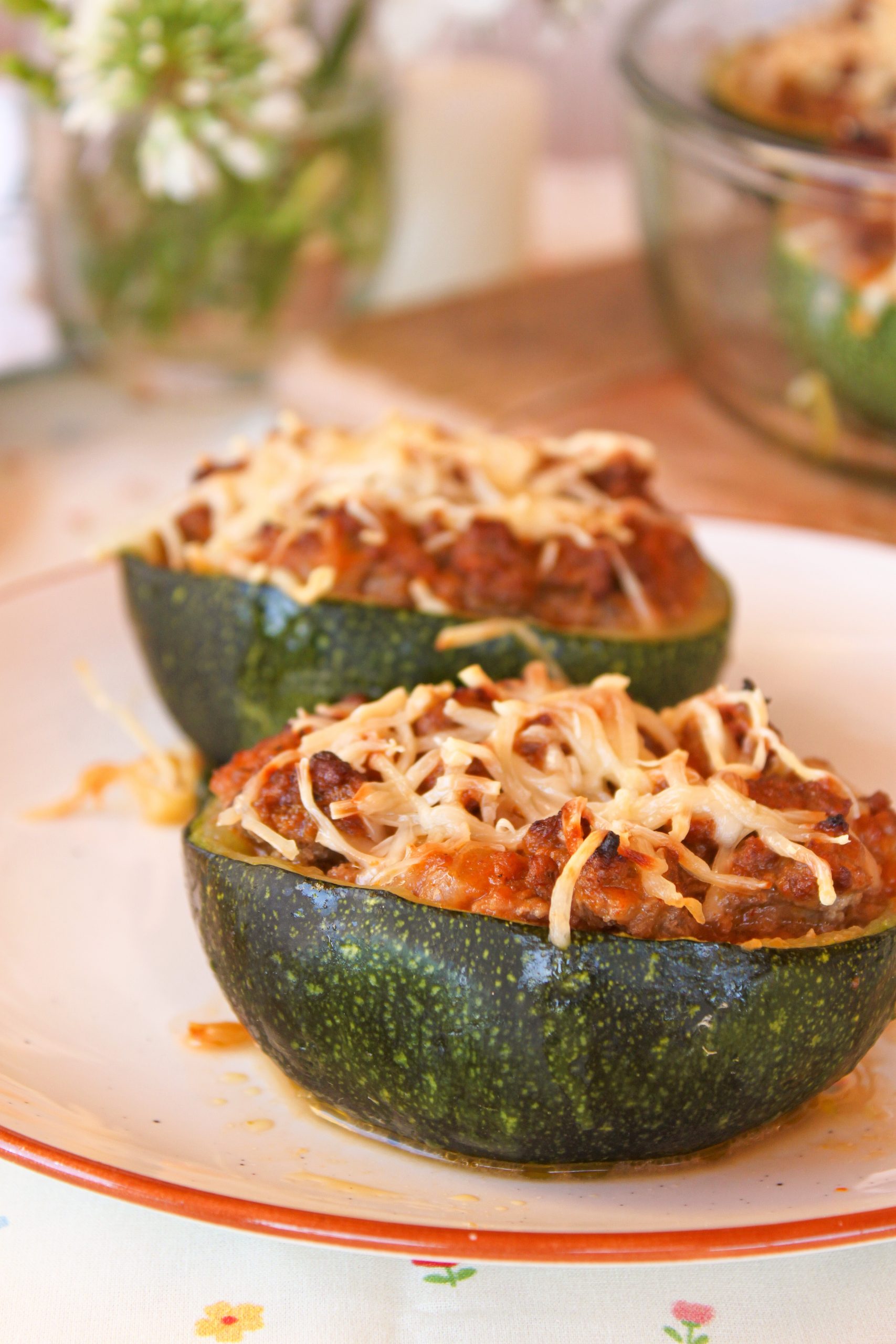 Calabacines redondos rellenos de carne picada gratinados con queso emmental al horno estilo soulfood.