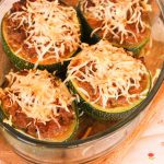 Calabacines redondos rellenos de carne picada gratinados con queso emmental al horno estilo soulfood.