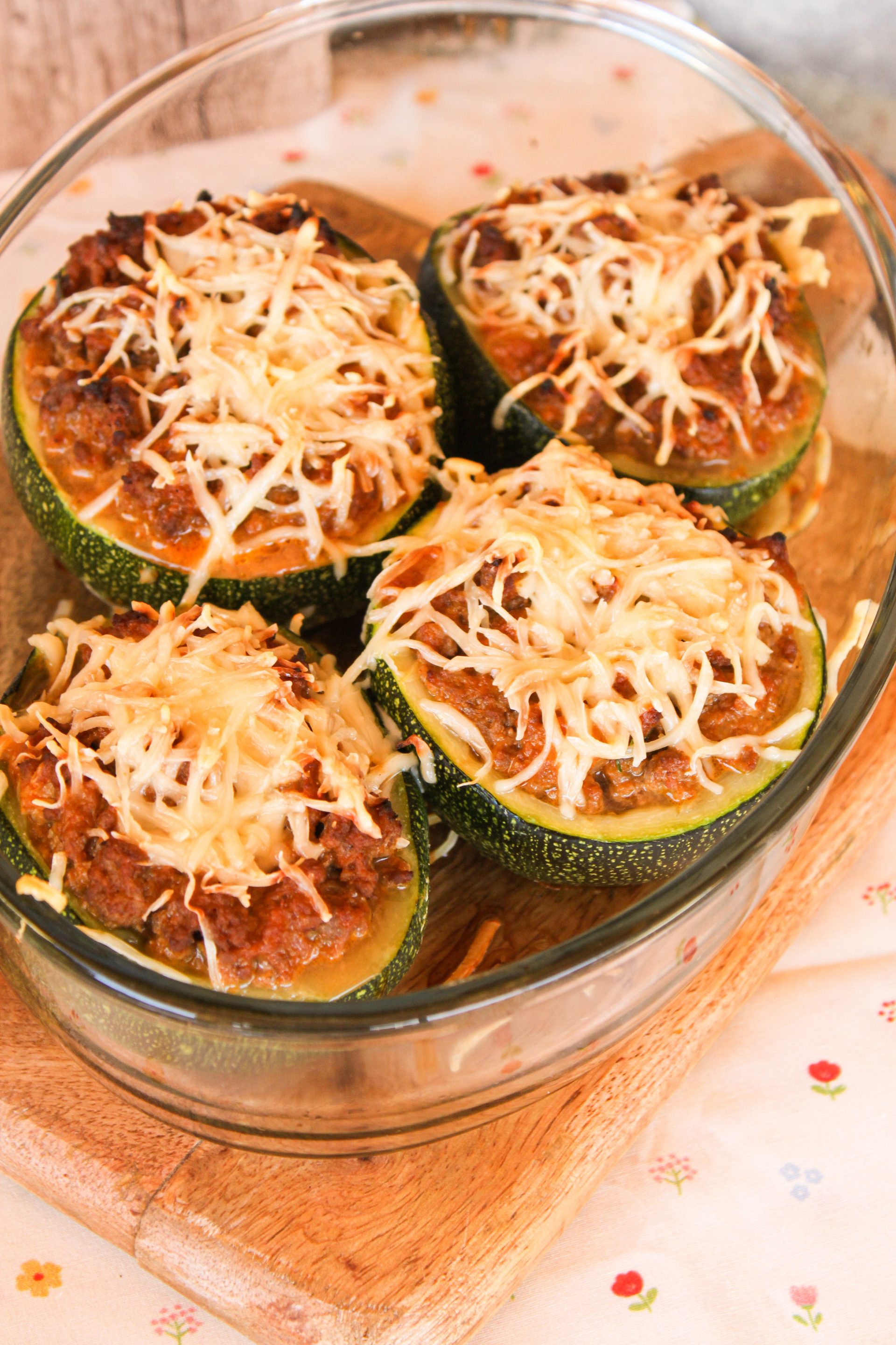 Calabacines redondos rellenos de carne picada gratinados con queso emmental al horno estilo soulfood.