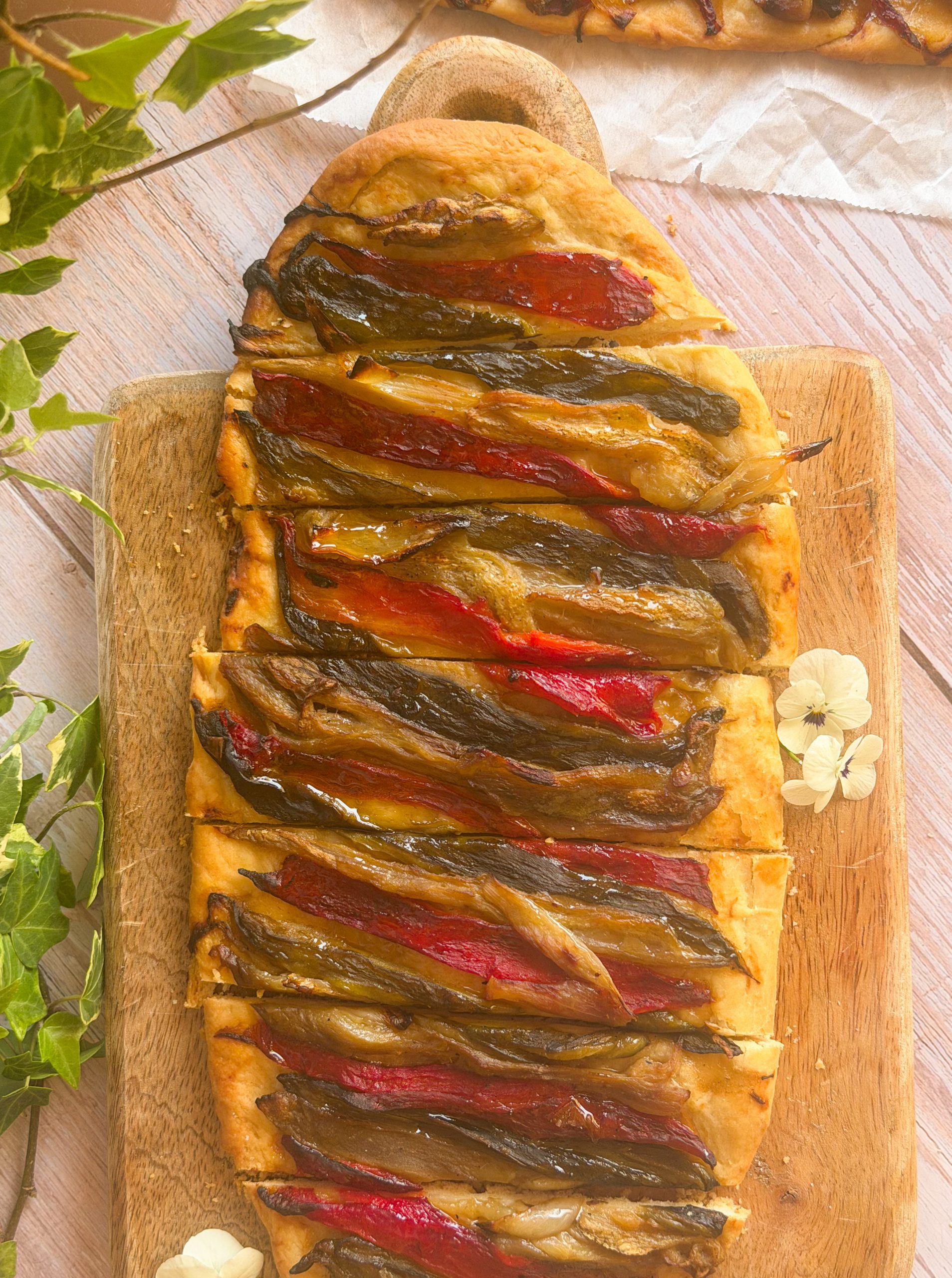 Dos Cocas de Recapte catalanas recién horneadas con tiras de pimiento y berenjena escalivada sobre una masa fina y crujiente, estilo soulfood.