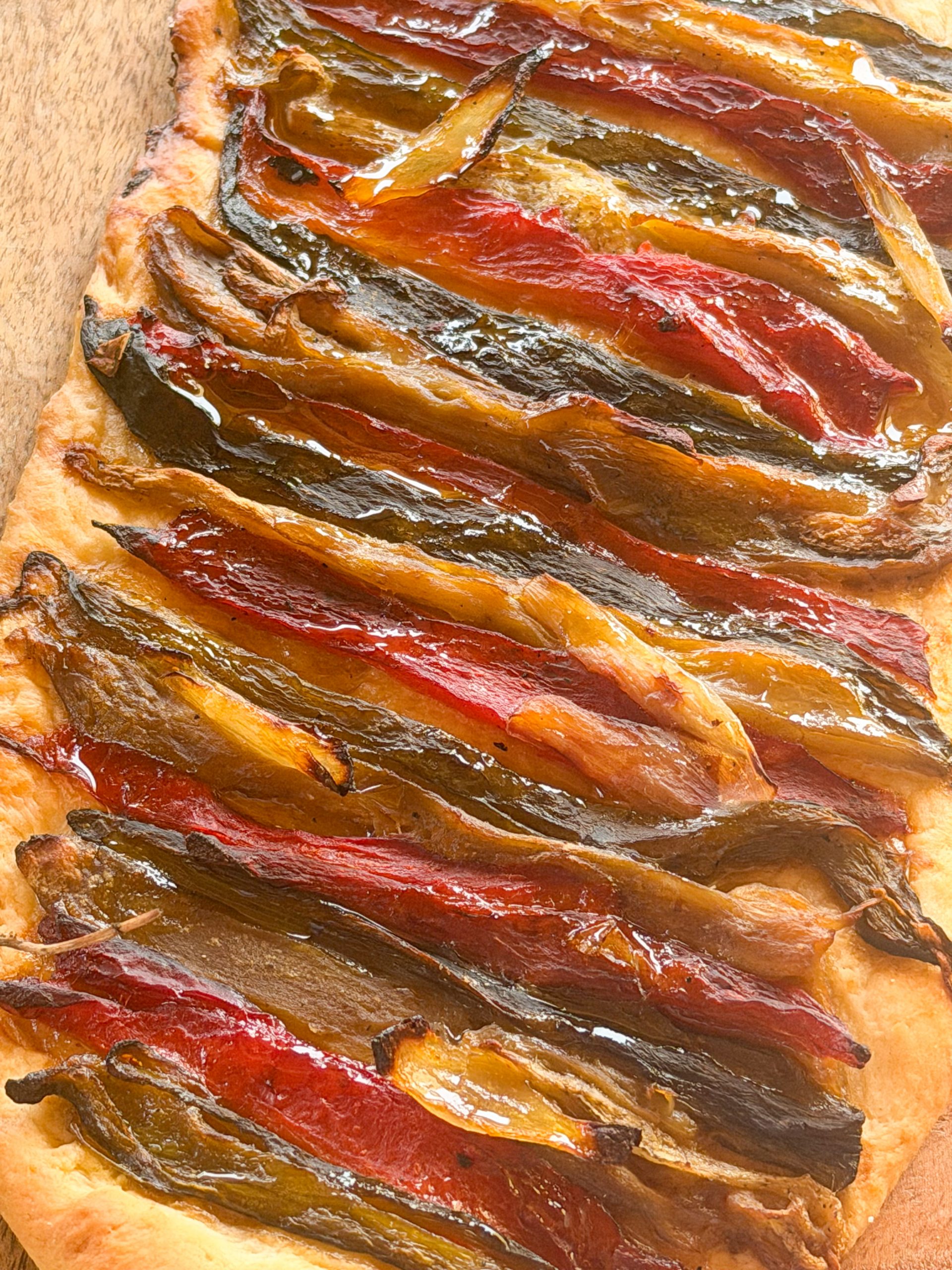 Dos Cocas de Recapte catalanas recién horneadas con tiras de pimiento y berenjena escalivada sobre una masa fina y crujiente, estilo soulfood.