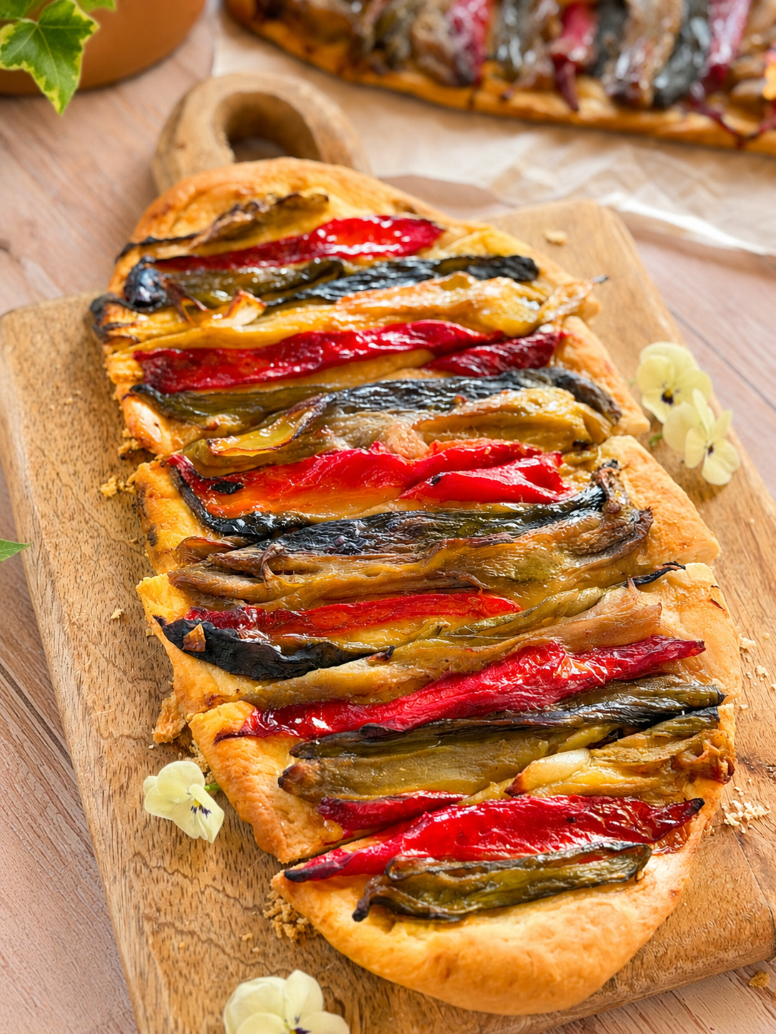 Coca de Recapte catalanas recién horneadas con tiras de pimiento y berenjena escalivada sobre una masa fina y crujiente, estilo soulfood.