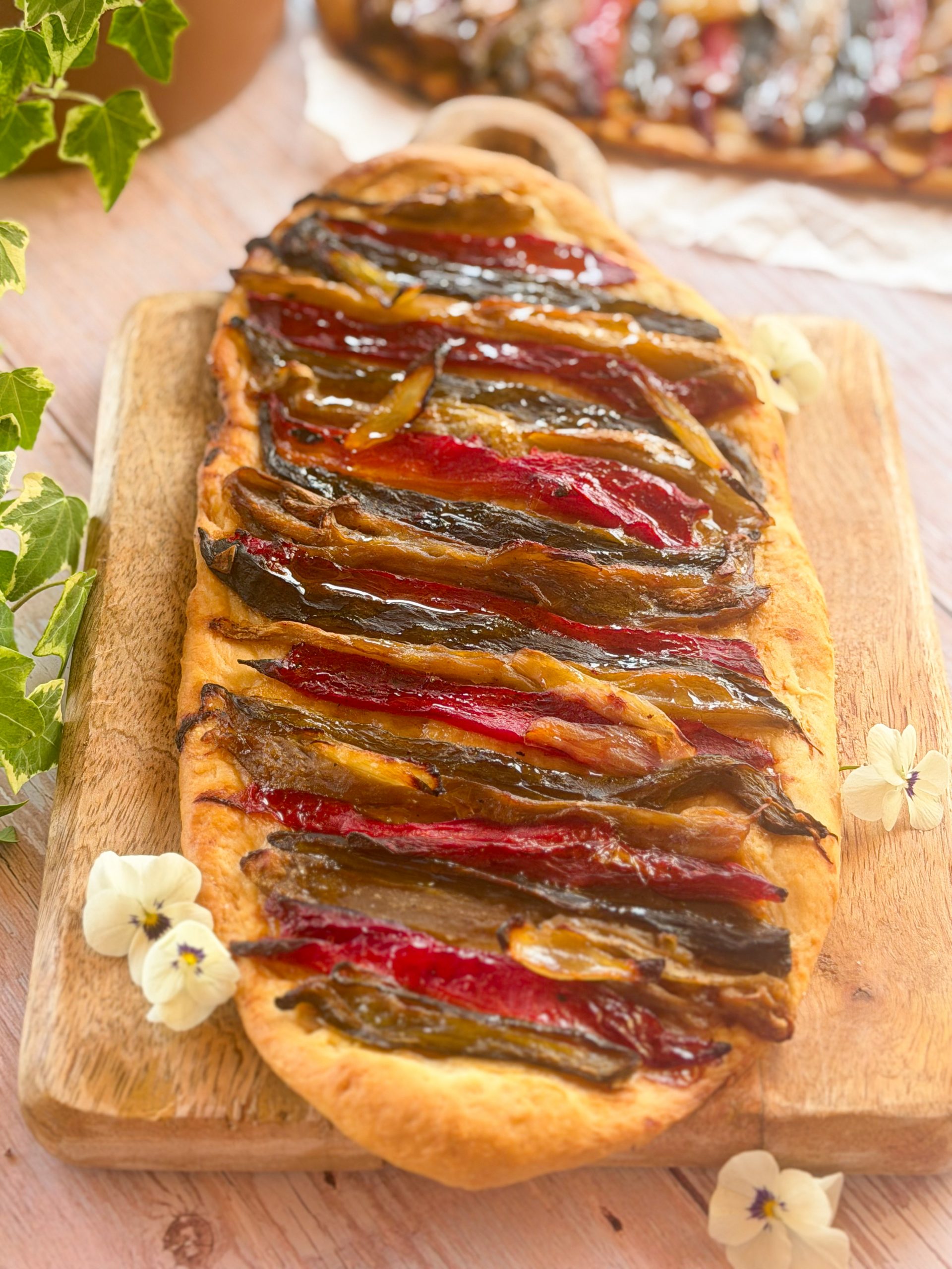 Coca de Recapte catalanas recién horneadas con tiras de pimiento y berenjena escalivada sobre una masa fina y crujiente, estilo soulfood.