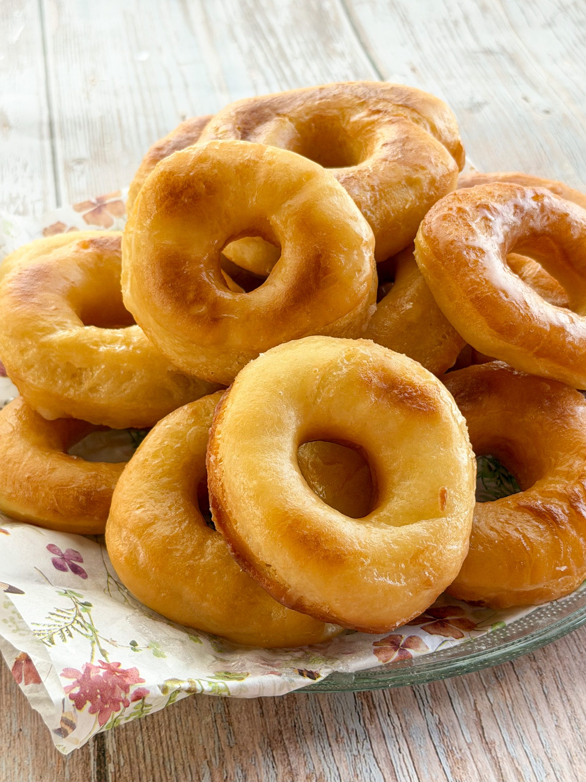 Donut casero esponjoso con glaseado brillante