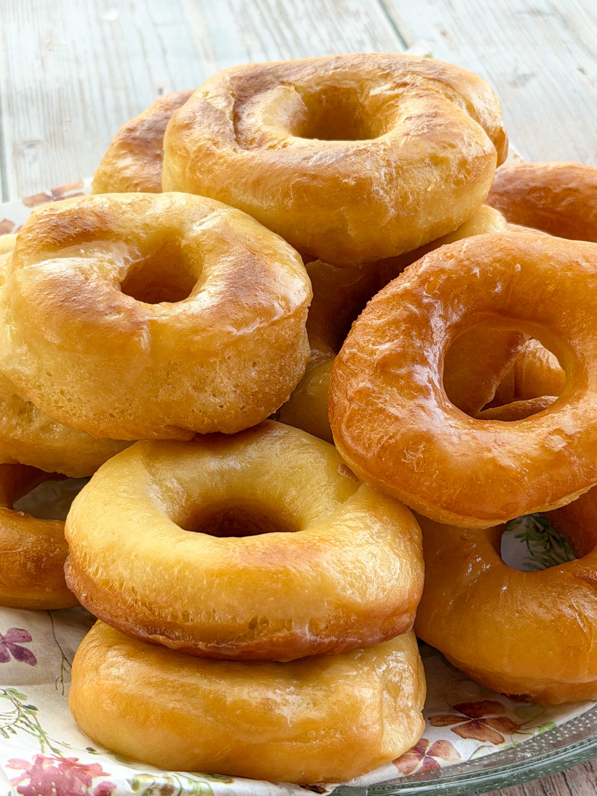 Donut casero esponjoso con glaseado brillante