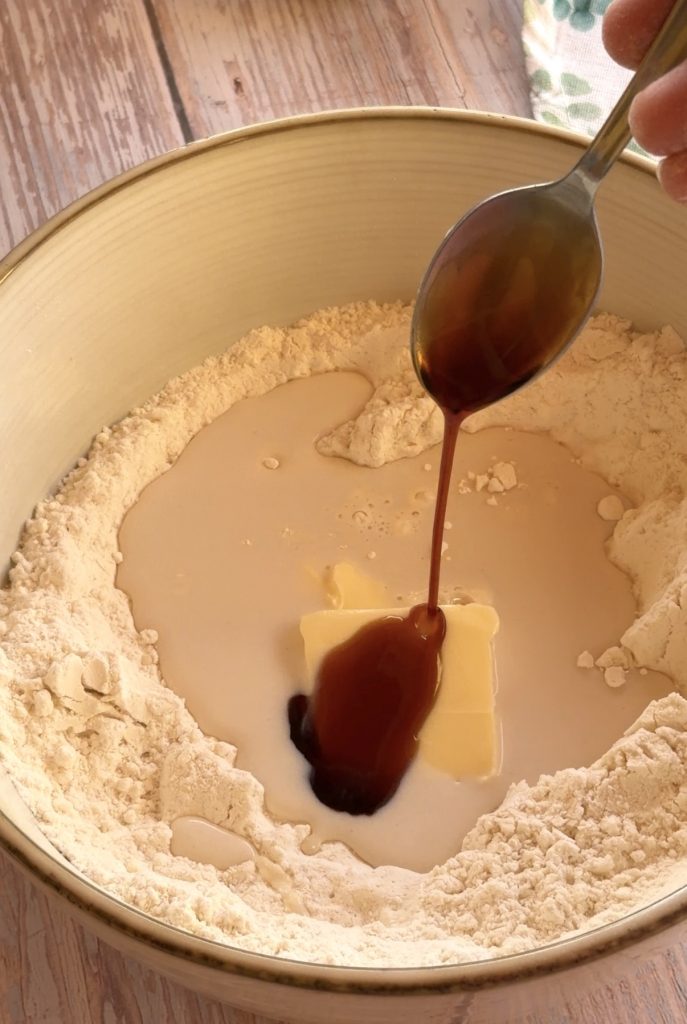 Haciendo nuestra masa de donuts mezclando los ingredientes secos con los líquidos.