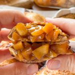 Apple Pie casera estilo McDonald's abierta mostrando el relleno de manzana caramelizada con canela y masa dorada.