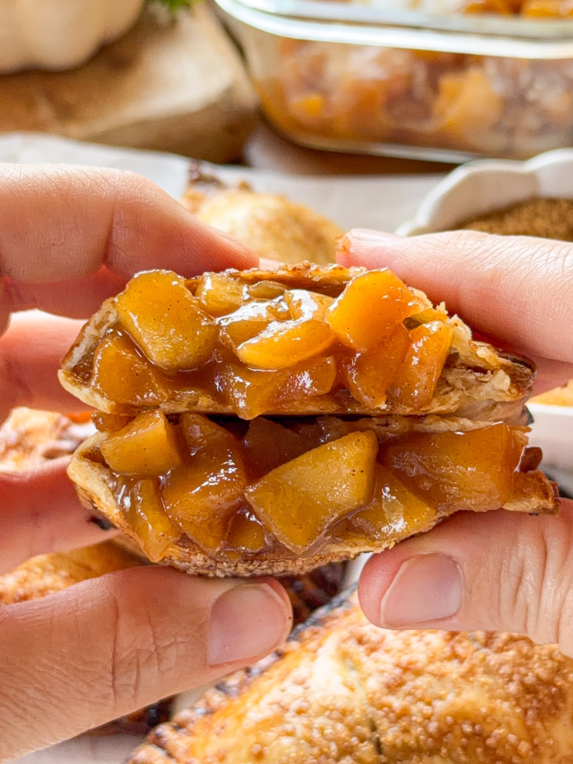Apple Pie casera estilo McDonald's abierta mostrando el relleno de manzana caramelizada con canela y masa dorada.