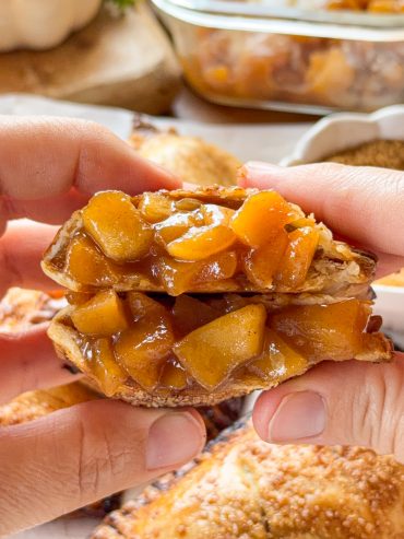 Apple Pie casera estilo McDonald's abierta mostrando el relleno de manzana caramelizada con canela y masa dorada.