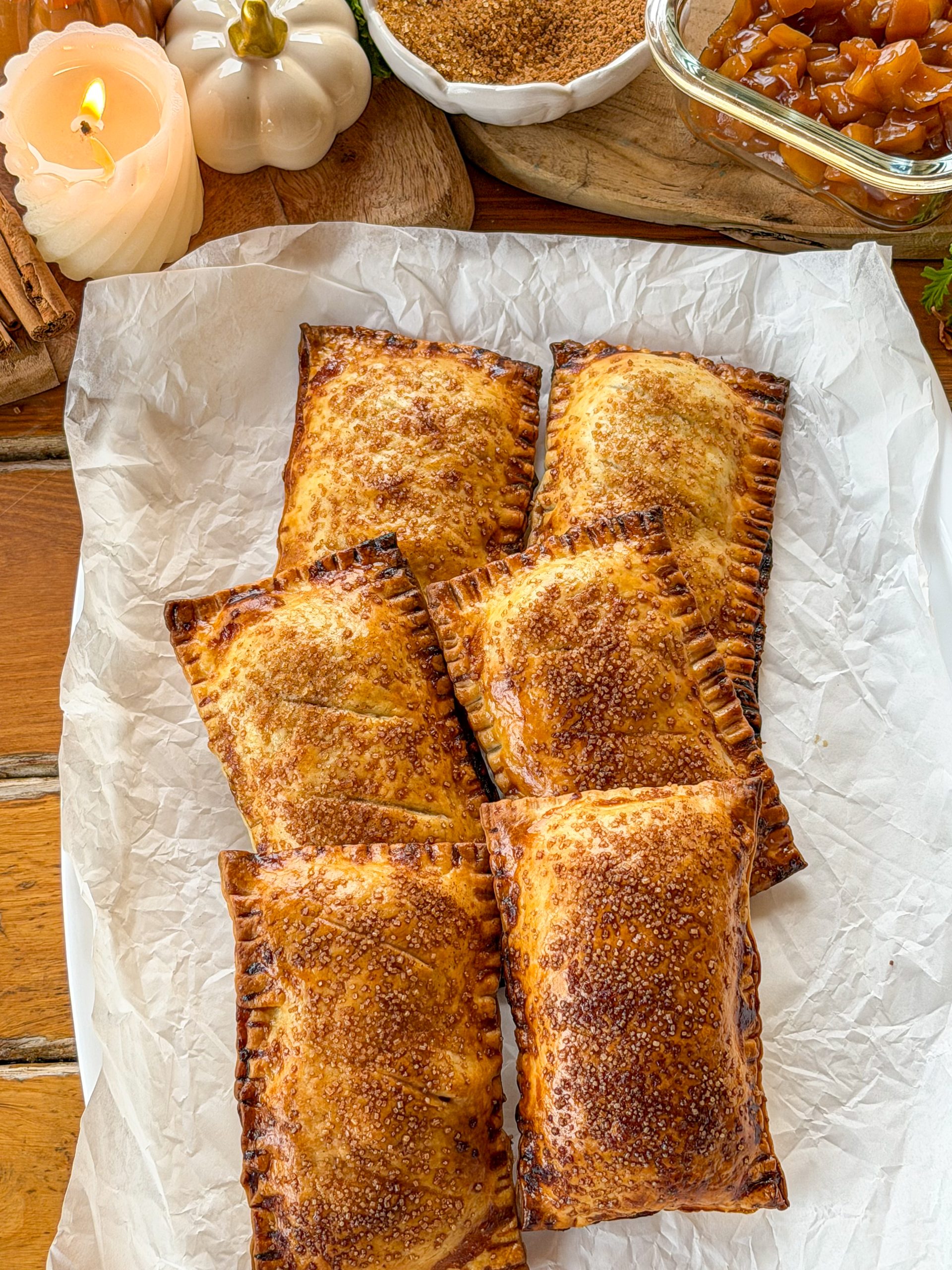 Apple Pie casera recién horneada con masa dorada y azúcar caramelizado, preparada con relleno de manzana y canela.