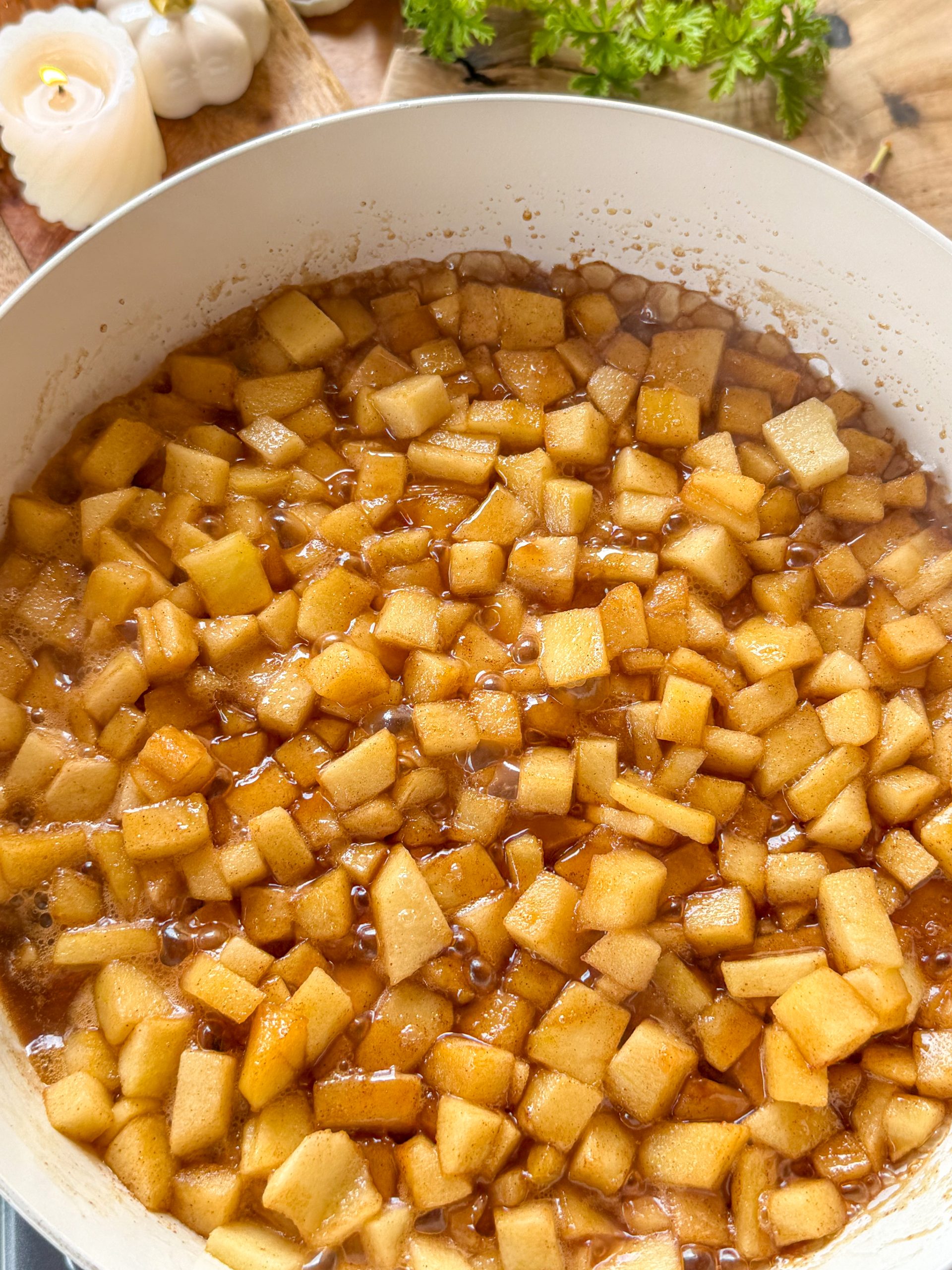 Relleno de manzana caramelizada con azúcar moreno y canela para preparar una Apple Pie casera.