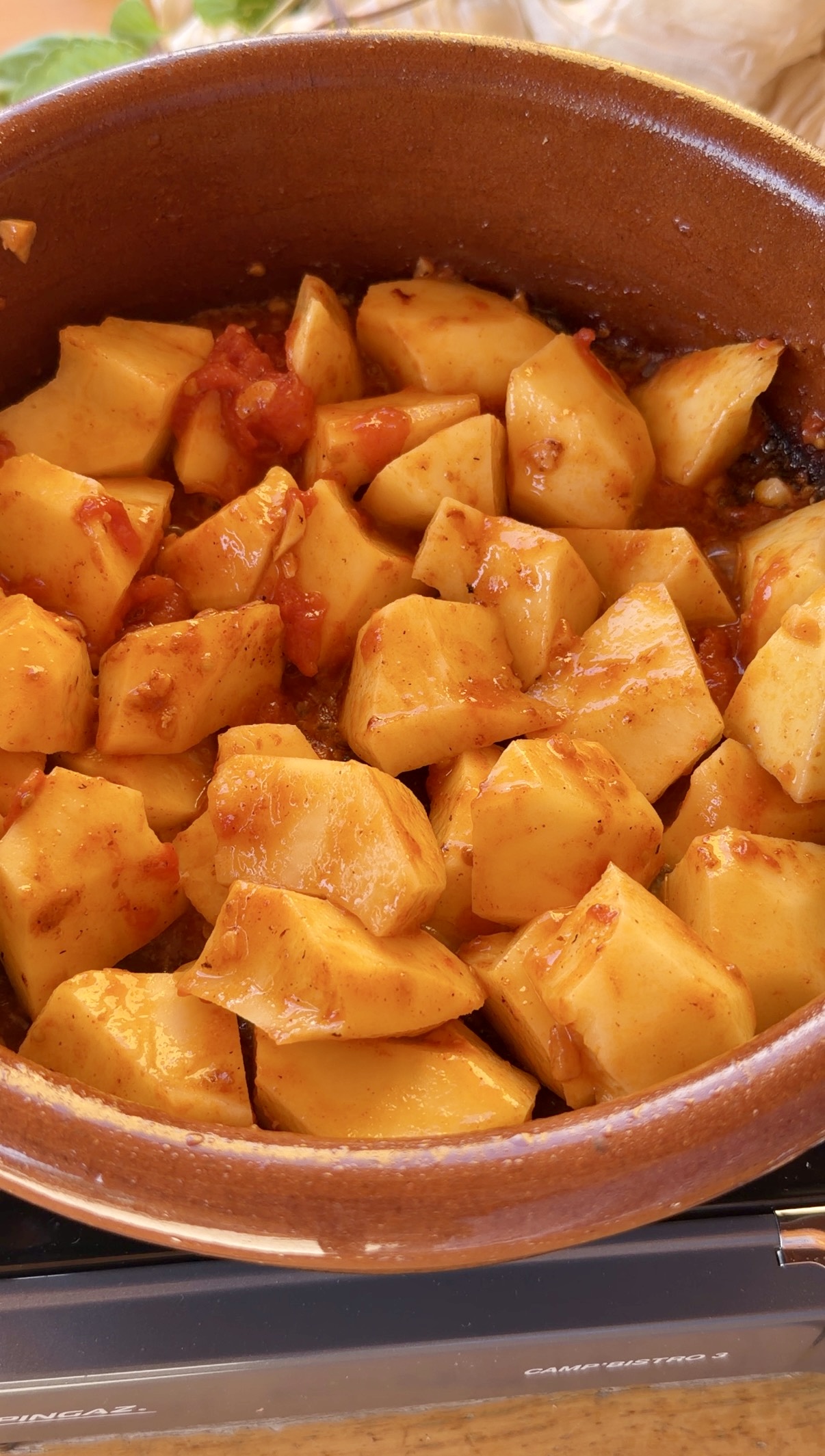 Patatas chascadas mezcladas con el sofrito de tomate, ajo y pimentón dulce para elaborar un suquet de peix.