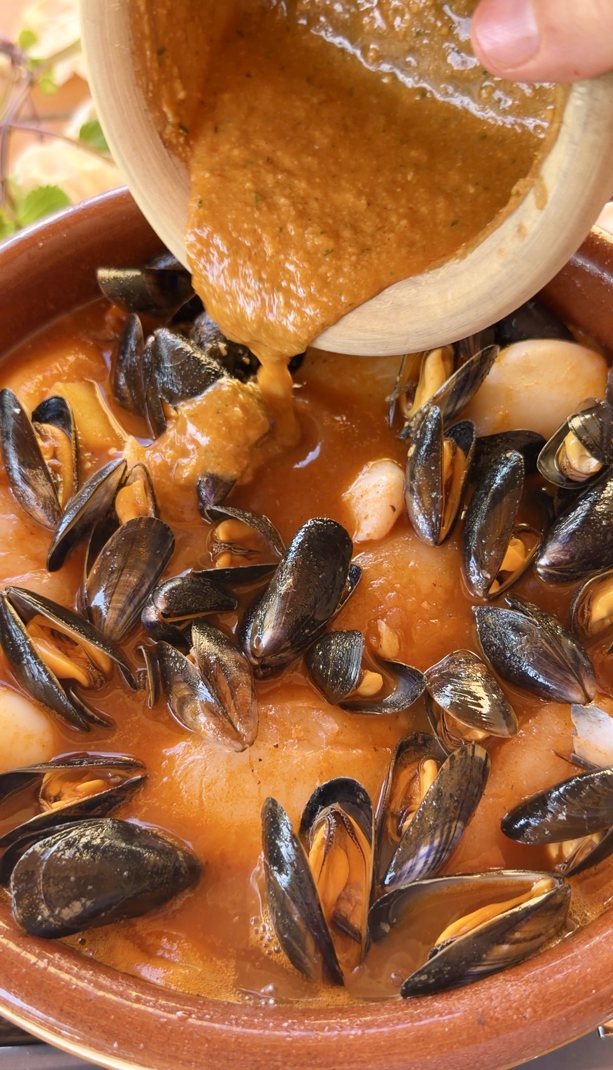 Picada vertiéndose sobre el suquet de peix para dar cuerpo y potenciar el sabor del guiso.