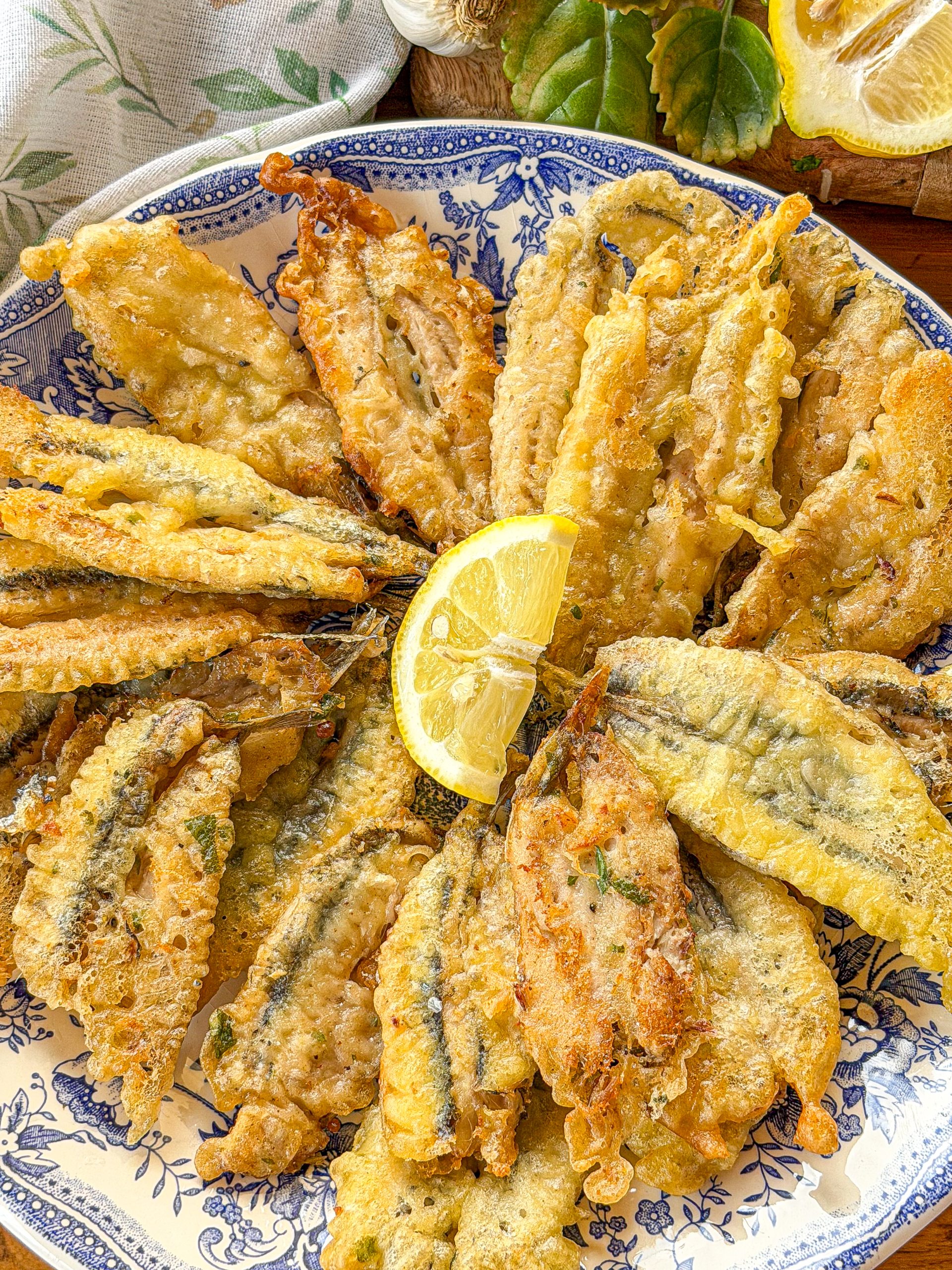 Boquerones al limón caseros con rebozado crujiente de harina y gaseosa, fritos hasta quedar dorados y servidos con limón. Receta tradicional fácil de pescado paso a paso. 🍋🐟🤍