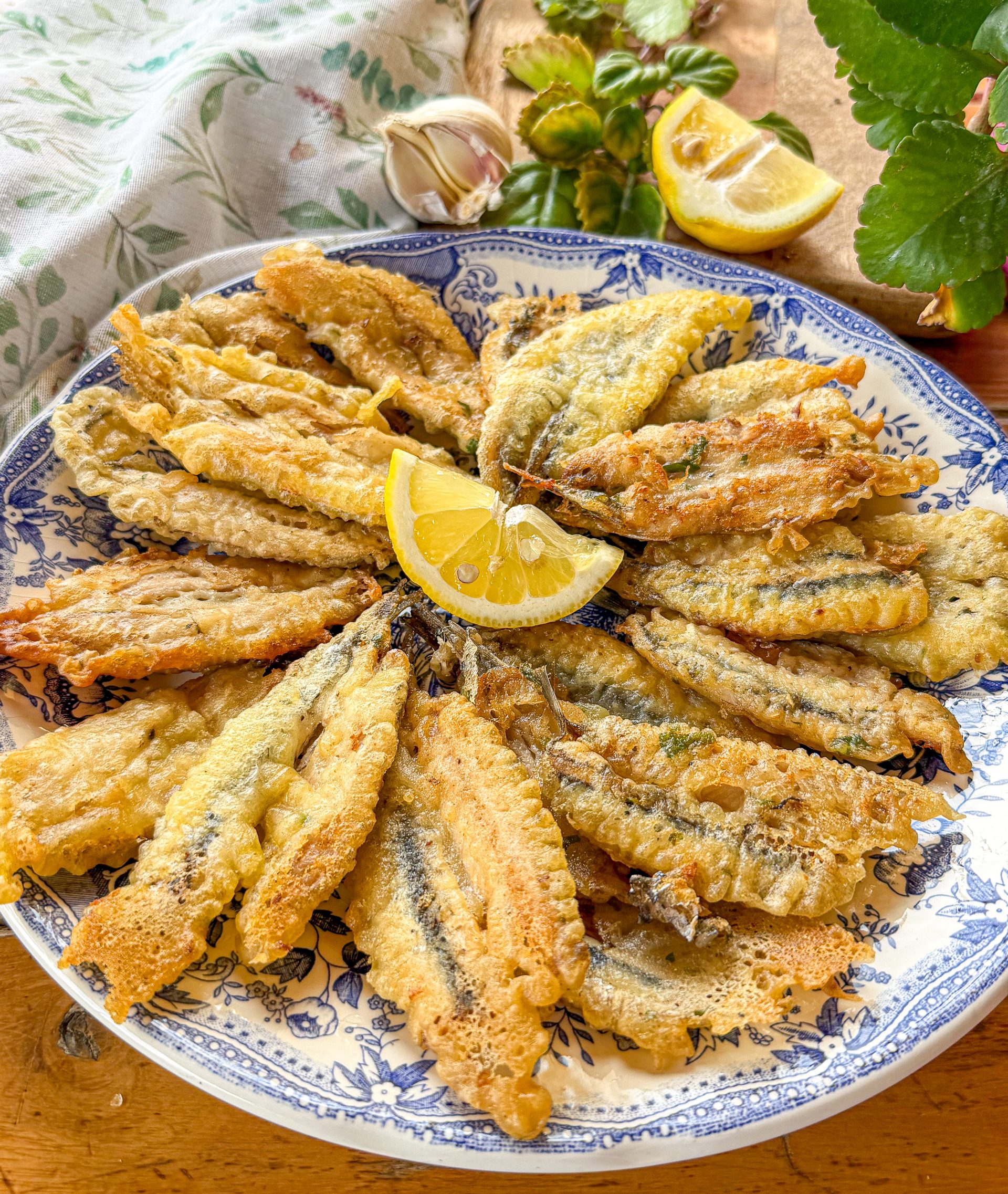 Boquerones al limón caseros con rebozado crujiente de harina y gaseosa, fritos hasta quedar dorados y servidos con limón. Receta tradicional fácil de pescado paso a paso. 🍋🐟🤍