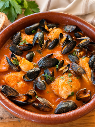 Suquet de peix tradicional catalán con merluza, mejillones, calamarcets y patatas, elaborado según la receta clásica con sofrito de ajo y tomate.