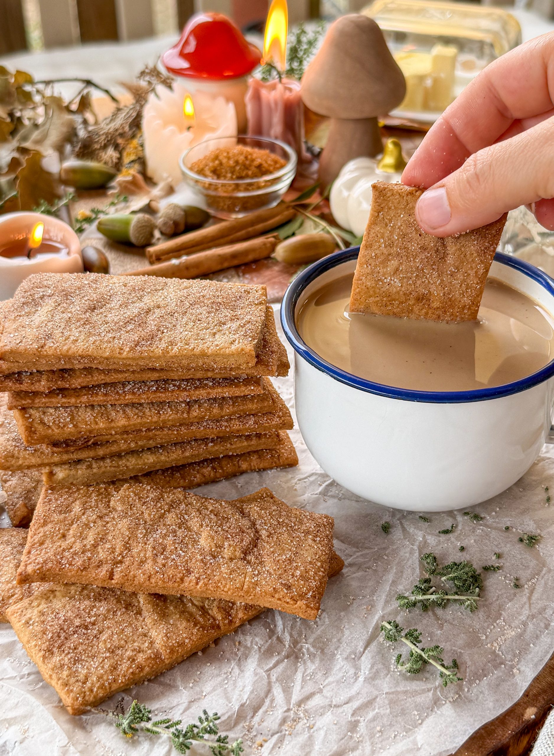 Galletas napolitanas caseras de canela acompañadas de café con leche, crujientes y espolvoreadas con azúcar y canela.
