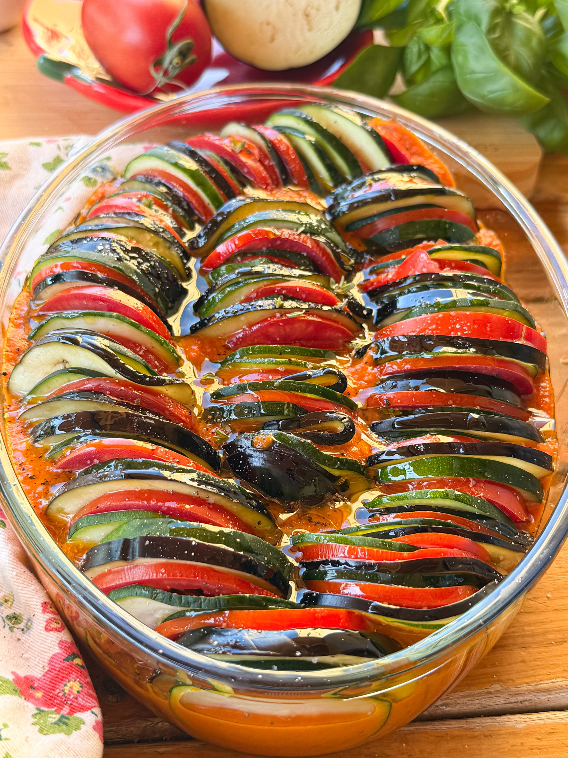 Verduras cortadas en rodajas para preparar una ratatouille francesa tradicional antes de entrar al horno.