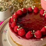 Tarta mousse de frambuesas sin horno con cobertura de frutos rojos y frambuesas frescas
